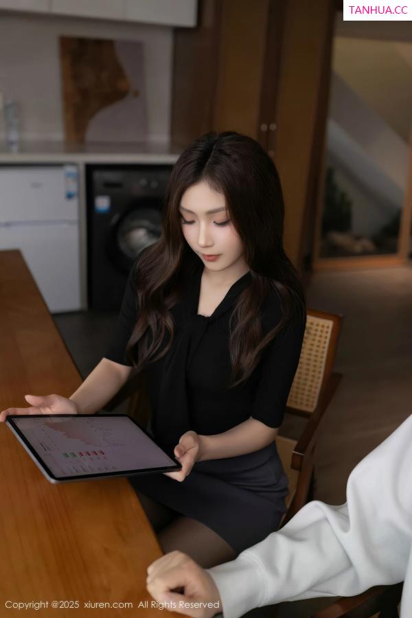   [XiuRen]高清写真图 2025.10.30 No.10930 刘婷婷 OL服饰第8张图片